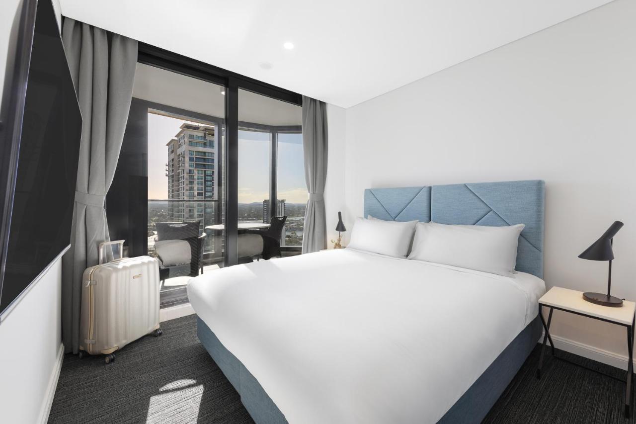 Meriton Suites Surfers Paradise Gold Coast Exterior foto A room at the hotel