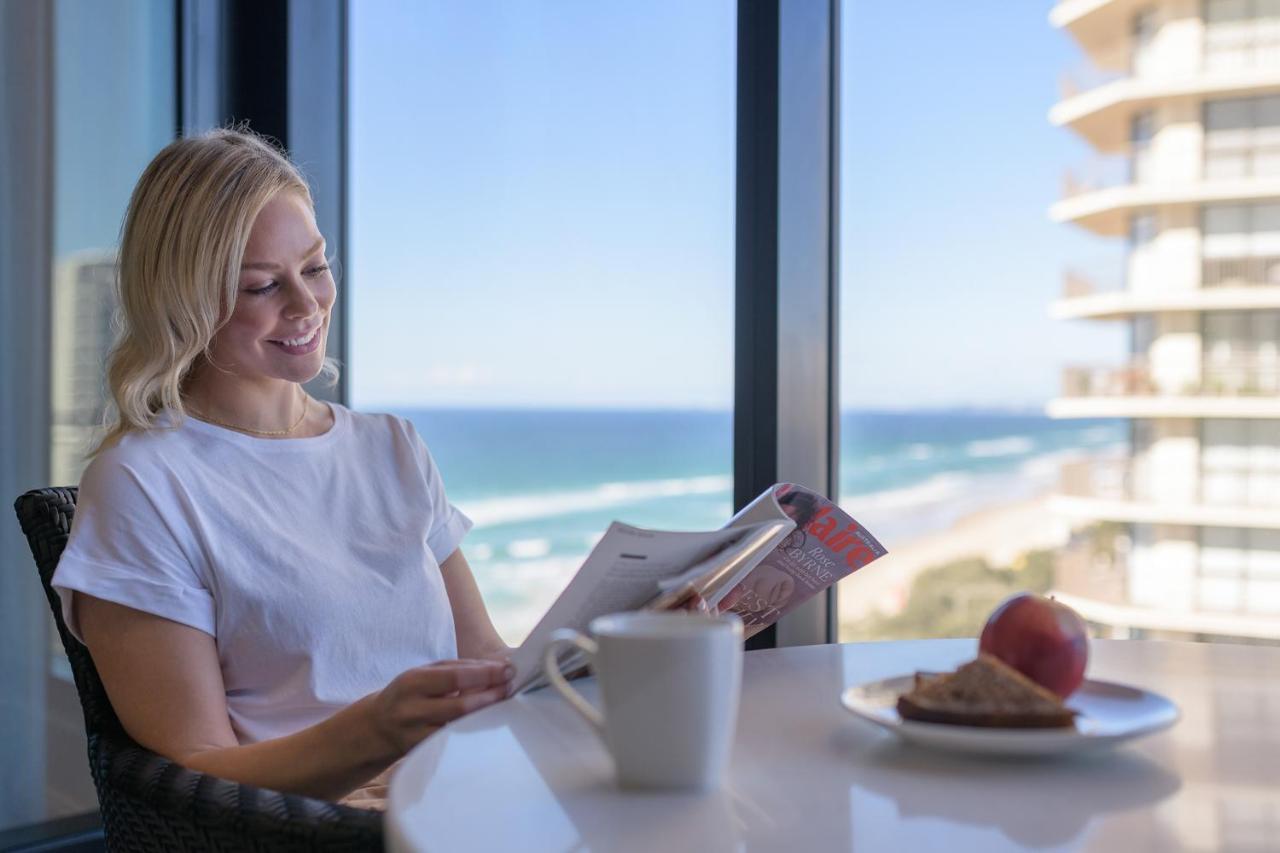 Meriton Suites Surfers Paradise Gold Coast Exterior foto A guest enjoys breakfast at the beachside balcony