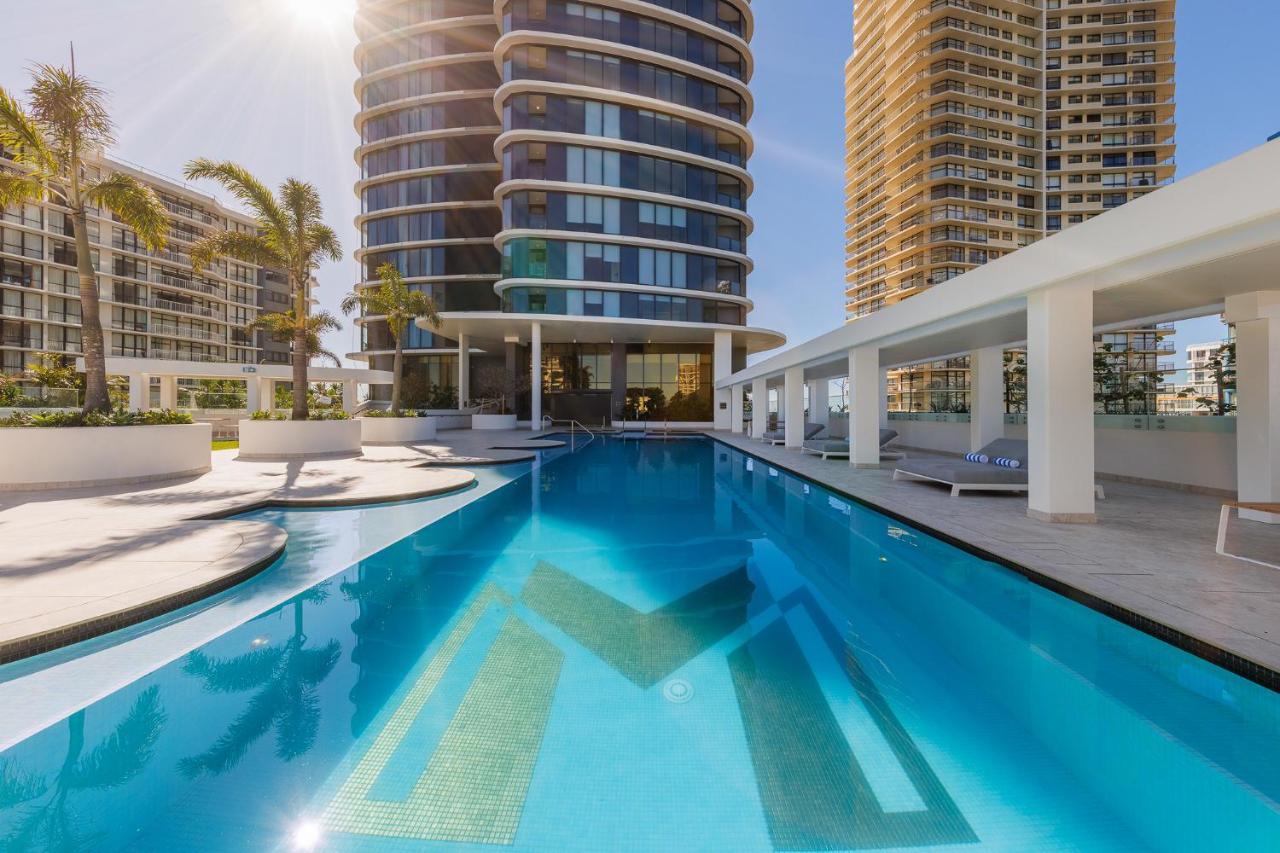 Meriton Suites Surfers Paradise Gold Coast Exterior foto The swimming pool at the hotel