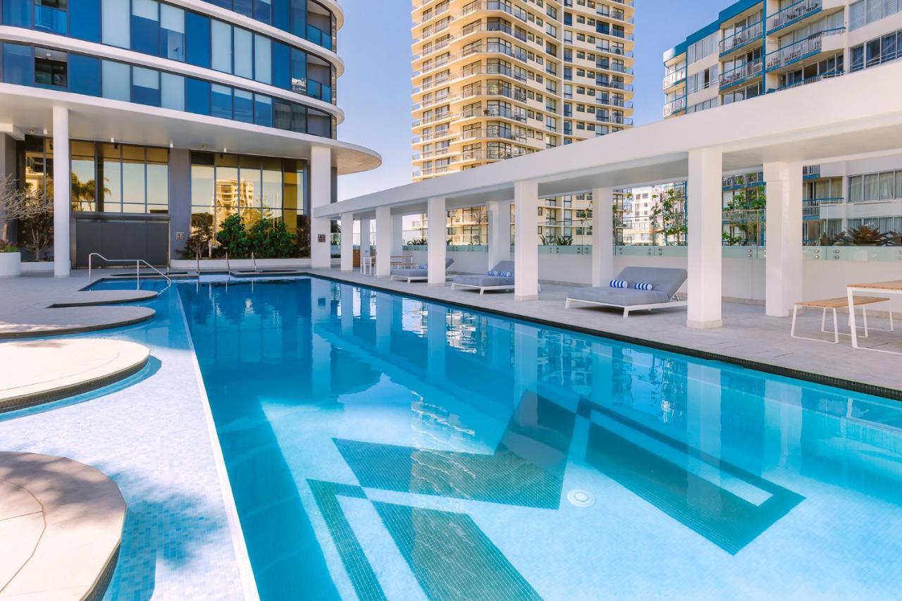 Meriton Suites Surfers Paradise Gold Coast Exterior foto The swimming pool at the hotel