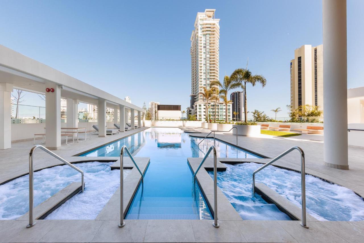 Meriton Suites Surfers Paradise Gold Coast Exterior foto The pool at the hotel