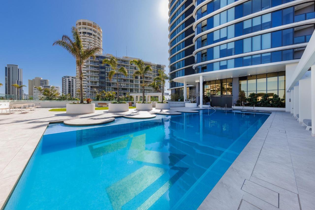 Meriton Suites Surfers Paradise Gold Coast Exterior foto The swimming pool at the hotel