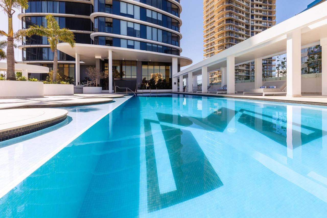 Meriton Suites Surfers Paradise Gold Coast Exterior foto The swimming pool at the hotel