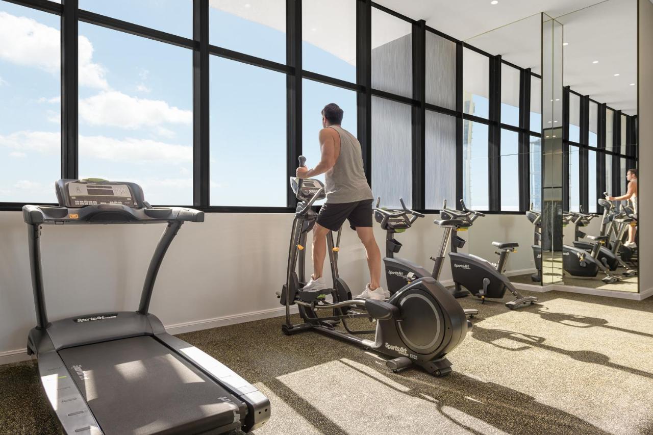 Meriton Suites Surfers Paradise Gold Coast Exterior foto The gym at the top of the tower