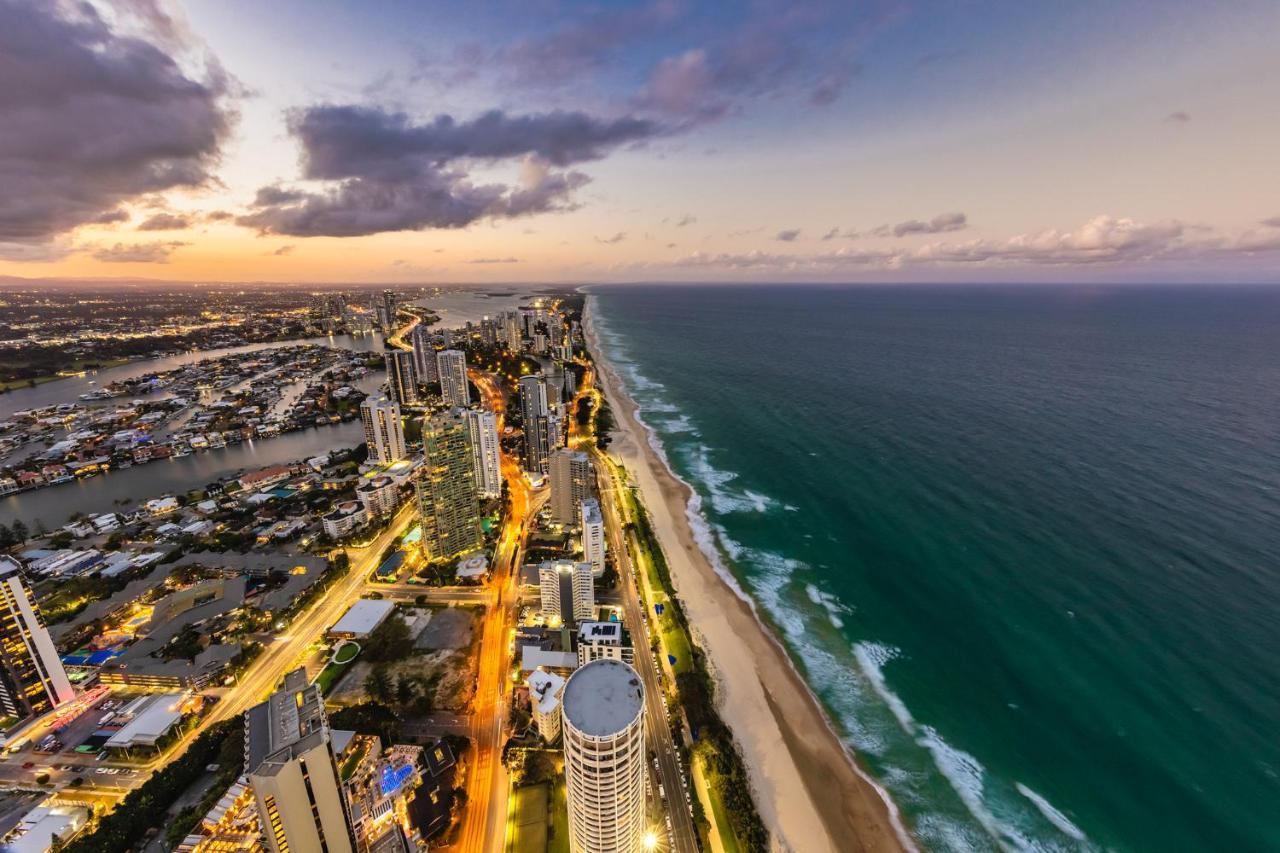 Meriton Suites Surfers Paradise Gold Coast Exterior foto Aerial view of the Gold Coast skyline at dusk